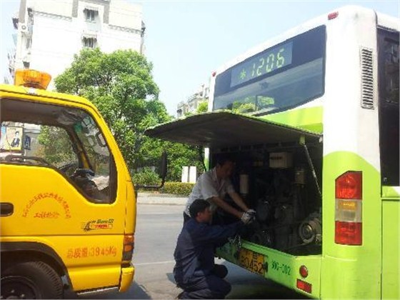 发动机高温水温高开后舱门的公交客车