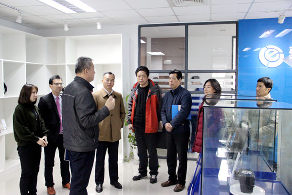 李总为新能源汽车产业商会客人介绍产品