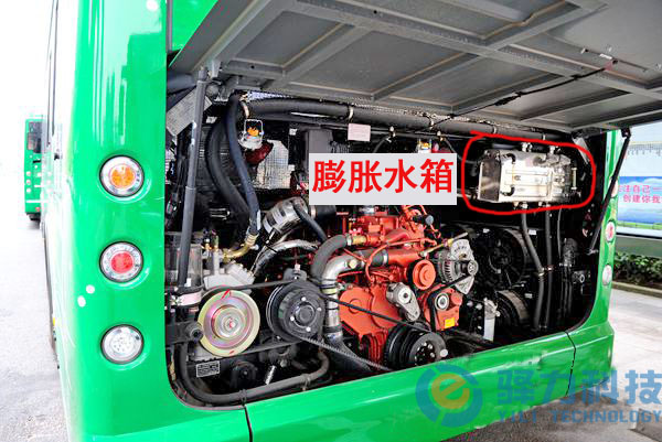 公交车发动机舱中发动机膨胀水箱
